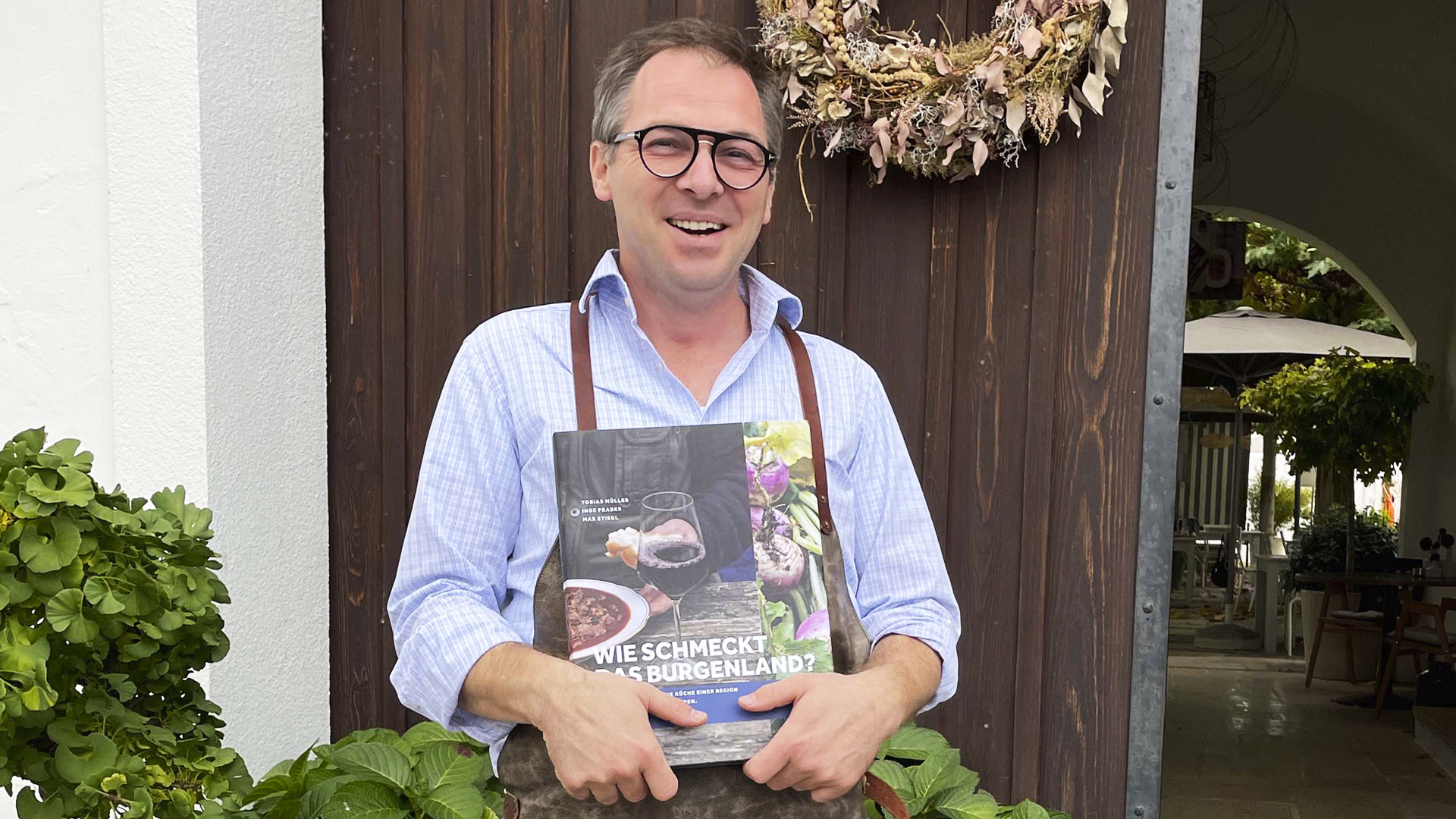 Spitzenkoch Max Stiegl mit seinem neuen Kochbuch