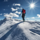 Es ist eine der Wintersportarten, bei der man mit dem nötigen Abstand die Natur sicher erleben kann: Skitourengehen liegt weiter voll im Trend.