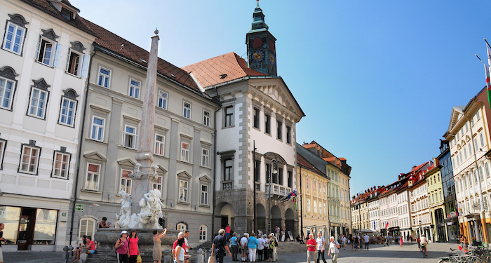 Das Rathaus mit dem Robba-Brunnen.