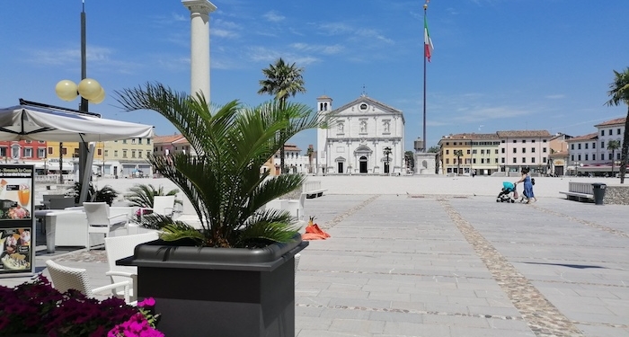 Die Piazza Grande ist beliebter Treffpunkt. Und montags ist Markttag