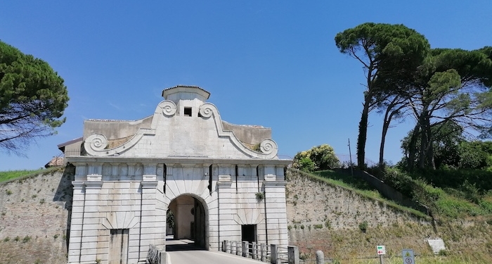 Porta Aquileia (Foto), Porta Udine und Porta Cividale sind die drei richtungsweisenden Stadttore