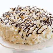 In Italien nennt man Baisers „Meringhe“ – daraus kann man eine köstliche Eis-Torte zubereiten