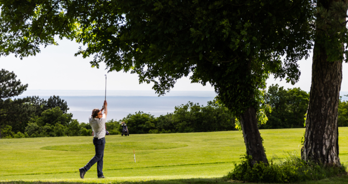 Die saftigen Greens und Fairways laden zum entspannten Golferlebnis in Triest.