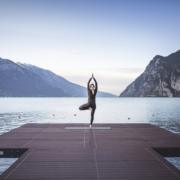 Entspannte Zeit bei Yoga direkt am See