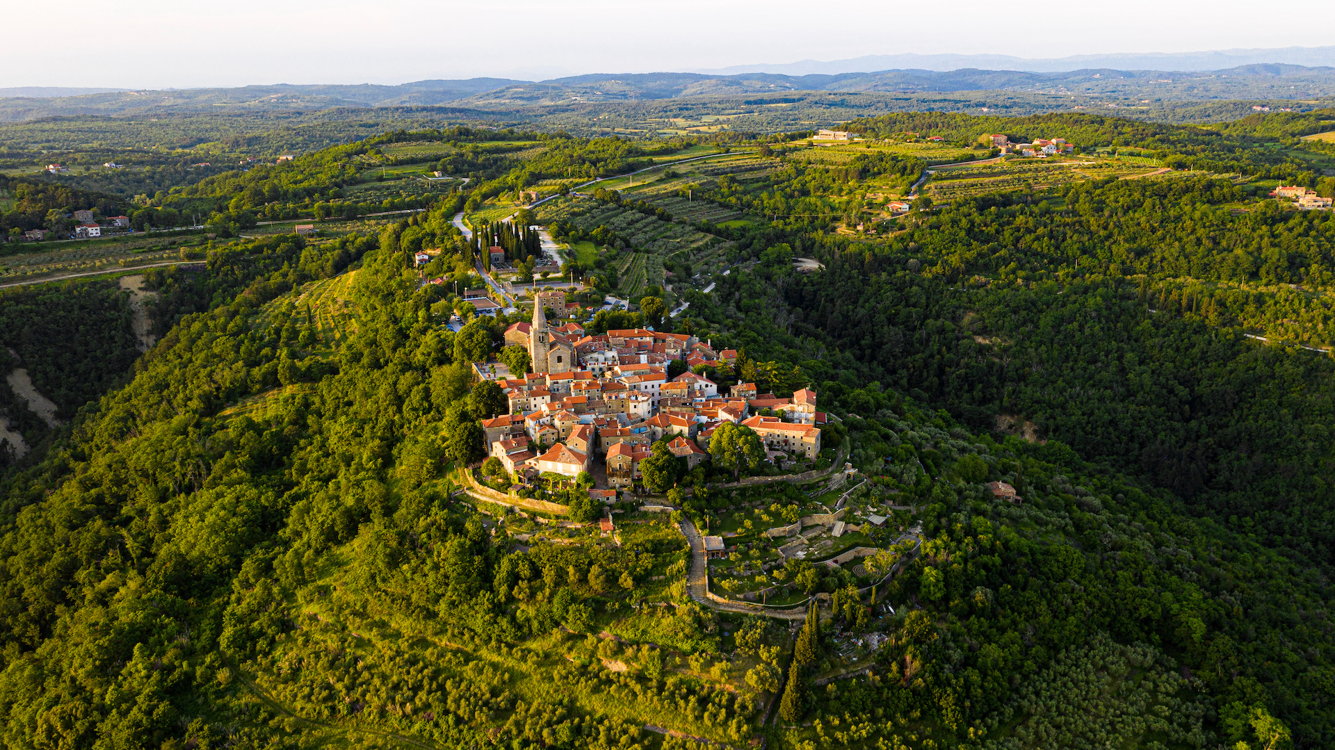 Grožnjan von oben: Rund um den malerischen Ort lockt die weite der wunderschönen Landschaft Istriens
