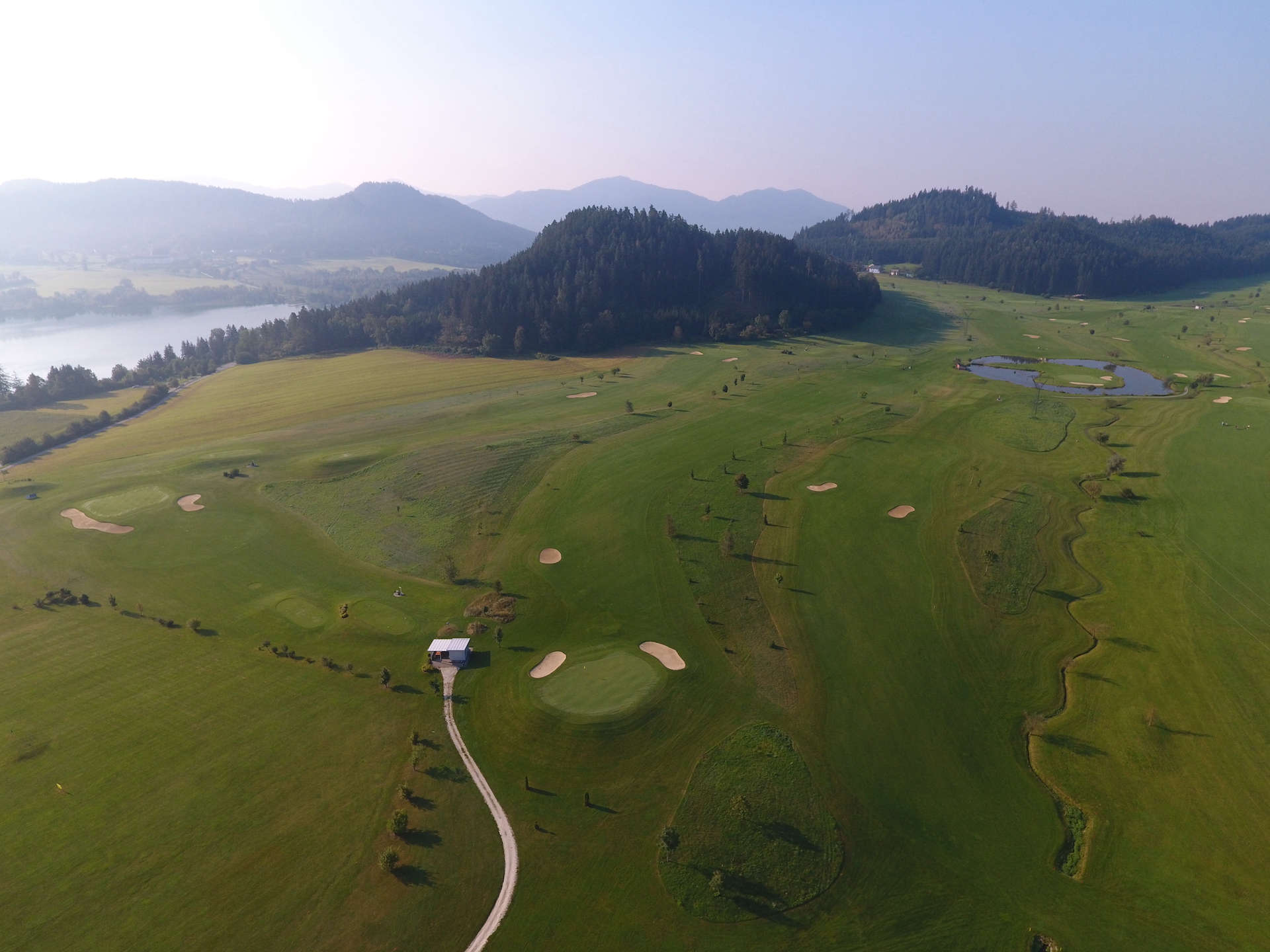 Mit einer Spielfläche von 65 Hektar zählt der Golfplatz zu den großen im Golfland Kärnten