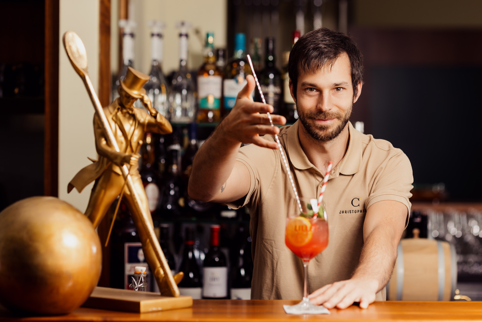 Barchef Christopher Malle sorgt für genussvolle Momente mit kreativen Cocktails.