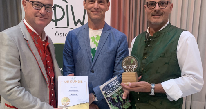 PIWI-Obmann Wolfgang Renner mit Robert Mack und Gerfried Pink vom Karolinger Weinbau, die mit ihrem Cuvee „Luitwinde“ 2021 gewonnen haben.