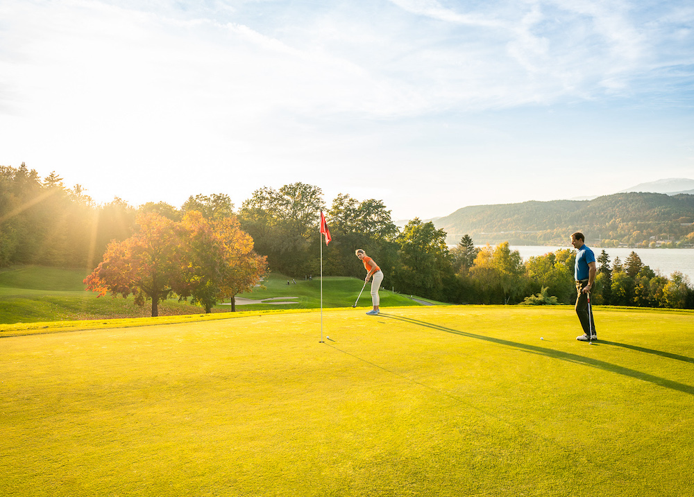 Die Golfanlagen in Kärnten und seinen Nachbarländern bieten neben dem schönen Spiel auch traumhafte Aussichten auf Seen und Berge.