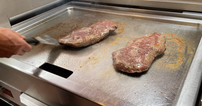 Das Flat Iron legt man im Ganzen auf den Grill und schneidet es erst anschließend in Tranchen.
