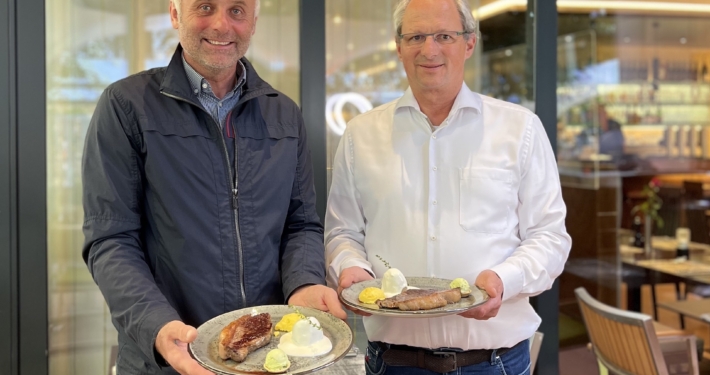 (v.l.) Bernhard Dolzer und Restaurant-Chef Michael Goritschnigg mit dem Picanha á la Thomas Goritschnigg.