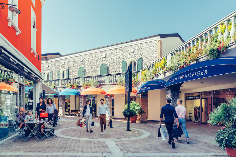 Das Palmanova Village bietet eine besondere Einkaufsatmosphäre mit italienischem Flair. 