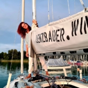 Mit dem lenzbauer.wine-Segelboot fuhr man weit in den See hinaus, um den Weinschatz zu versenken.