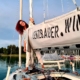 Mit dem lenzbauer.wine-Segelboot fuhr man weit in den See hinaus, um den Weinschatz zu versenken.
