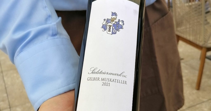 Weine aus der Steiermark werden durch ausgewählte Spezialitäten aus der ganzen Weinwelt ergänzt.