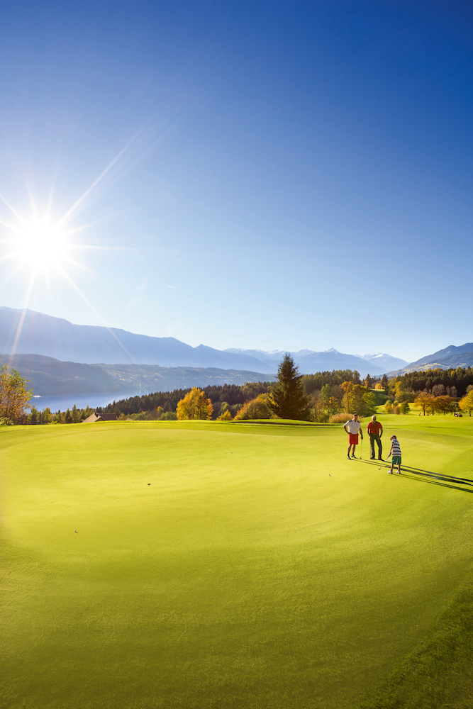 Bis in den Oktober hinein können Sie das Spiel auf den gepflegten Golfanlagen genießen.