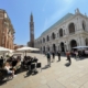 Die Piazza dei Signori mit der Basilica Palladiana und dem Torre Bissara im Hintergrund ist das „Wohnzimmer“ von Vicenza.