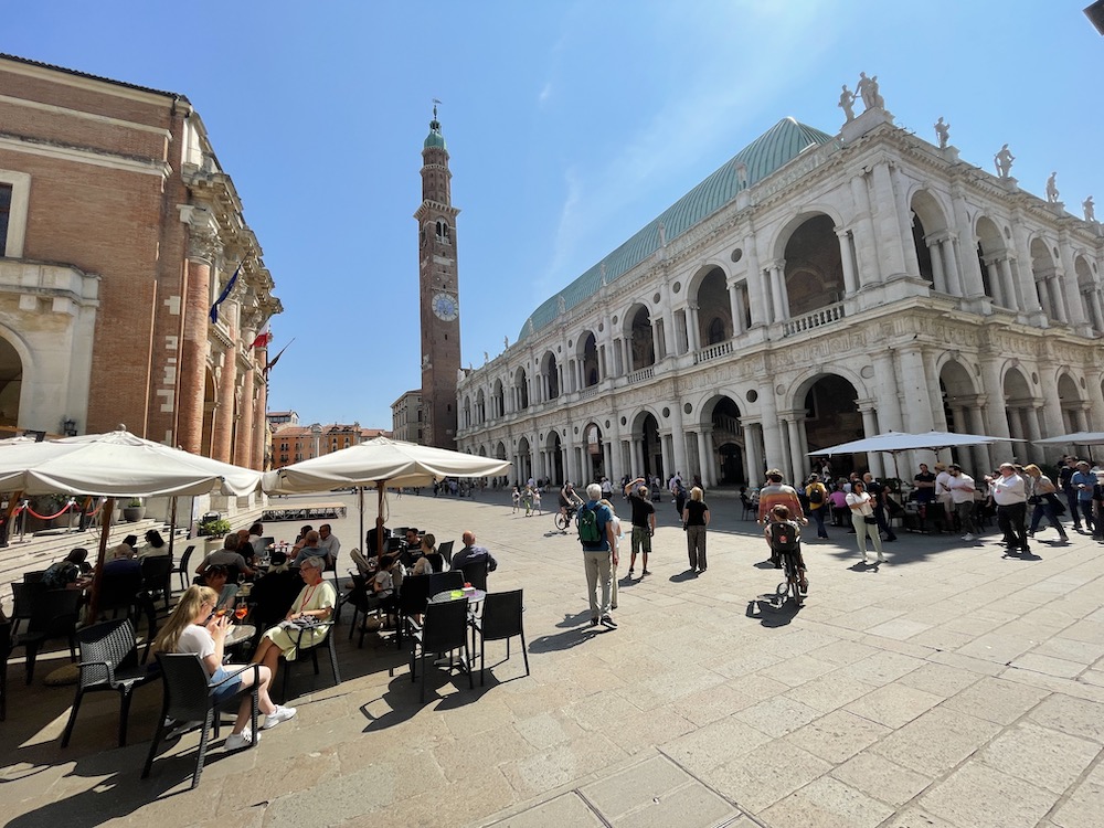 Die Piazza dei Signori mit der Basilica Palladiana und dem Torre Bissara im Hintergrund ist das „Wohnzimmer“ von Vicenza.