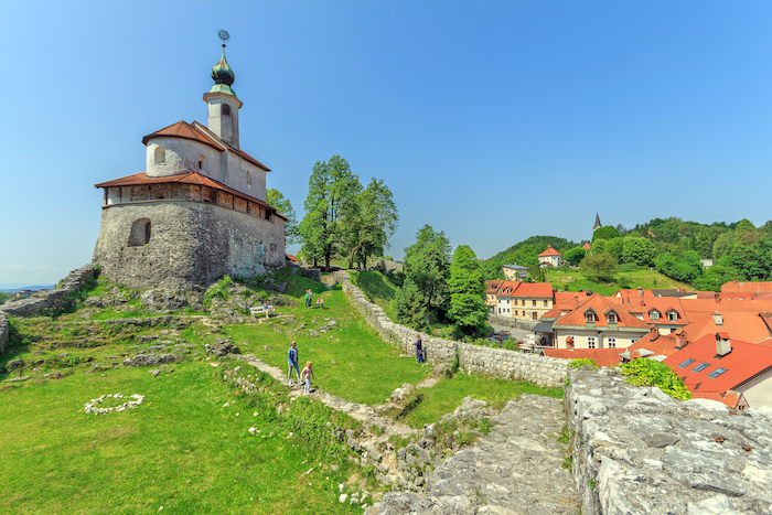 Einst stand auf einem Hügel über Kamnik das Schloss Mali Grad, von dem allerdings nur mehr eine Kapelle erhalten blieb.