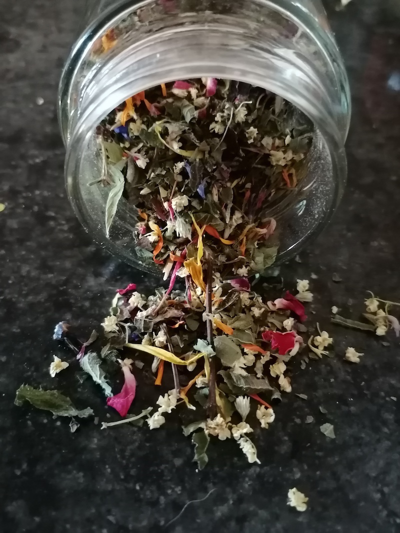 Tipp der Expertin: getrocknete Blüten peppen jeden Tee optisch auf.