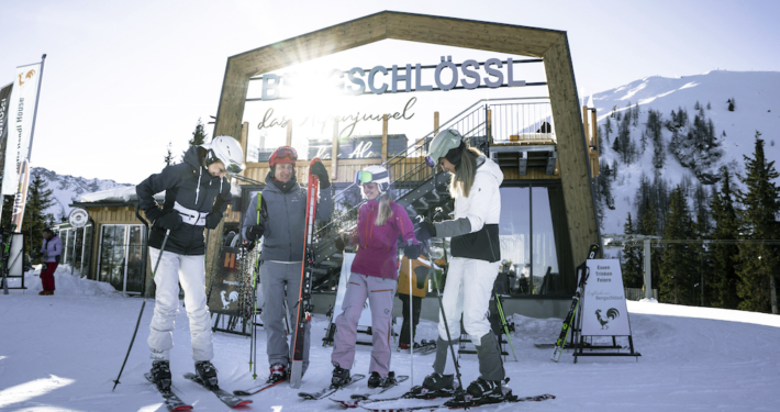 Direkt vom Hotel aus genießen Sie das alpine Lebensgefühl mit Skipisten, Skihütten und vielen weitere Annehmlichkeiten.
