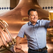 Braumeister Raimund Linzer ist stolz auf die neueste Bierspezialität der Kärntner Privatbrauerei: Hirter Rubin Bock