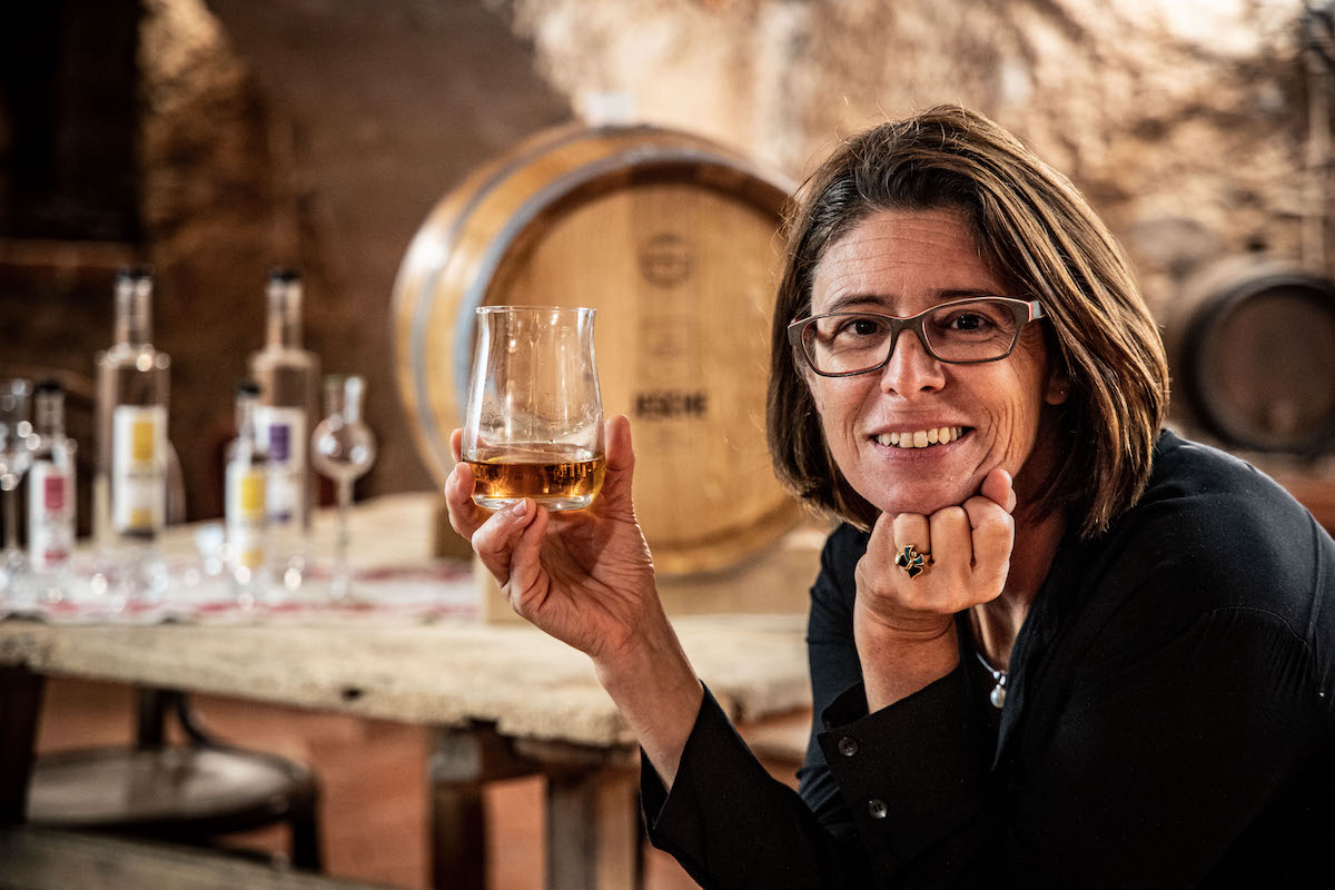 Petra Petschar begann erst vor wenigen Jahren mit dem Destillieren und produziert heute ausgezeichnete Edelbrände und Gin, die selbst in der Fachwelt Anerkennung finden. Ihr neuestes „Baby“: Whiskey.
