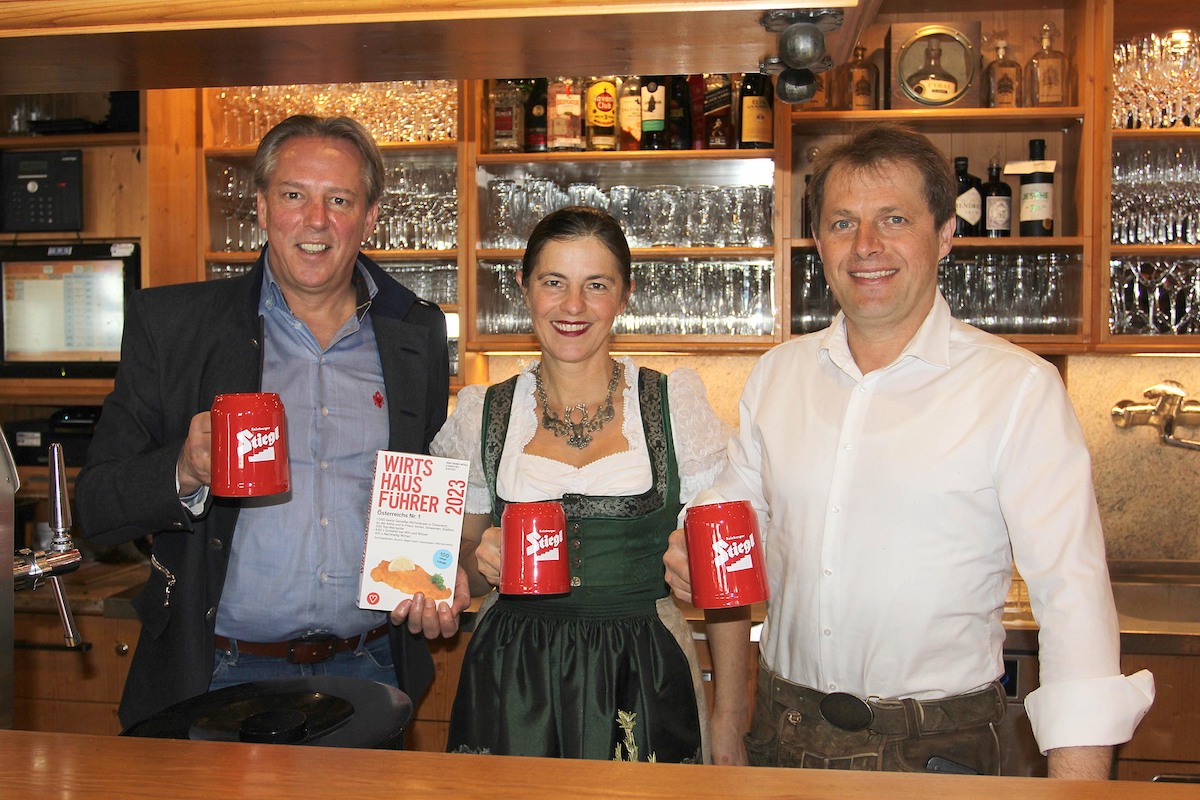 Freuen sich über die Auszeichnung: Alfred Thaler von der Privatbrauerei Stiegl mit den neuen Kärntner Bierwirten Heike und Alexander Skorianz (v.l.n.r.)