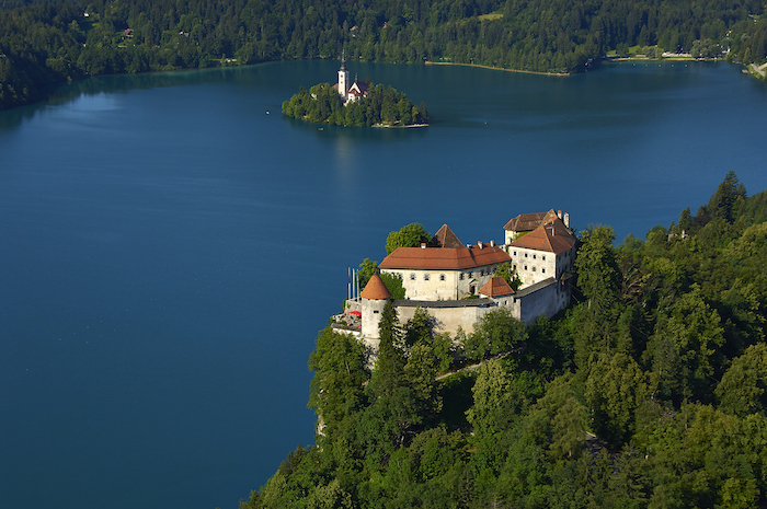 Seit über tausend Jahren thront die älteste Burg Sloweniens auf dem schroffen Schlossberg und wacht über den malerischen Bleder See.