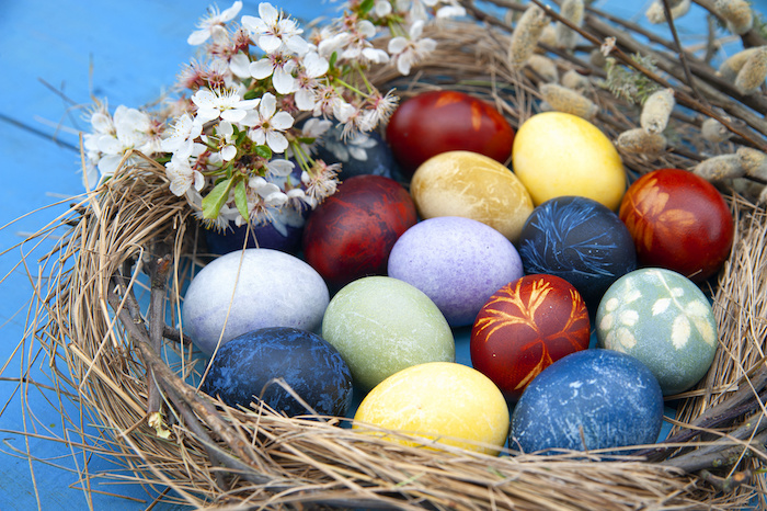 Zwiebelschalen, Petersilie, Blaukraut oder Rote Rohnen – mit Naturmaterialien können Sie wunderschöne bunte Ostereier färben .