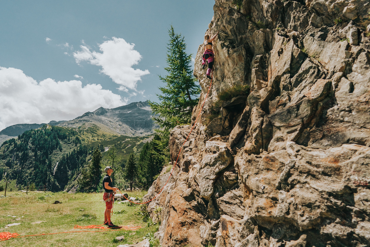 Abenteuerlicher Kletterurlaub mit mehreren Klettergärten und Einzelfelsen unterschiedlicher Schwierigkeitsgrade.