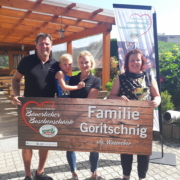 Die Familie Goritschnig, vlg. Wassacher (mit Petra Pobaschnig, Ofrau des Landesverbandes bäuerlicher Direktvermarkter, re.)  freut sich schon auf die ersten Buschenschankgäste.
