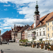 Der Hauptplatz von Maribor, der zweitgrößten Stadt Sloweniens, mit dem Rathaus und der Pestsäule